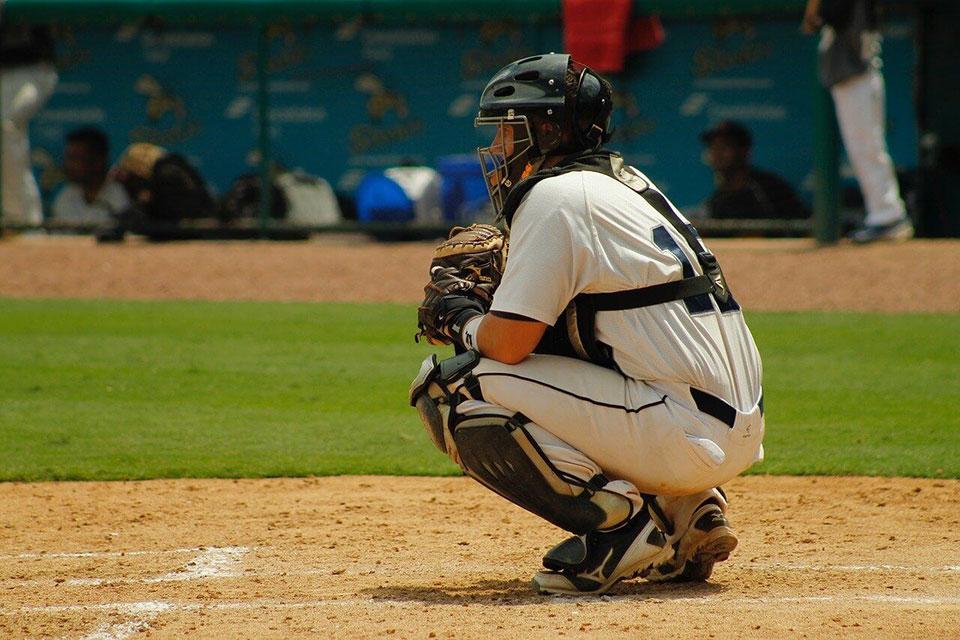 how to choose the right catchers mitt baseball softball hot hitters